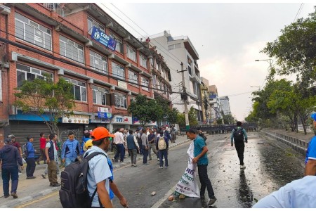 ​शिक्षकहरूको आन्दोलनका क्रममा प्रहरी र प्रदर्शनकारी शिक्षकहरू बीच झडप