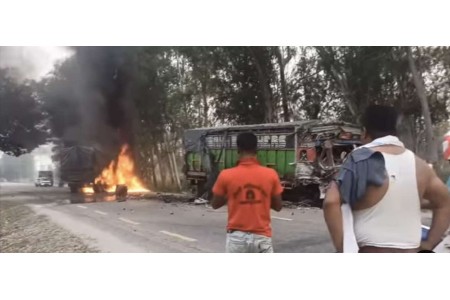 दुई ट्रक आपसमा ठोक्किँदा आगलागी ,​धनुषा