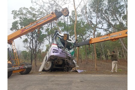 रोकिराखेको ट्रकमा ठोक्किएर यात्रुवाहक बसको दुर्घटना