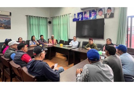 नेपाली कांग्रेसका महामन्त्रीद्वयले शिक्षक अगुवाहरूसँग छलफल
