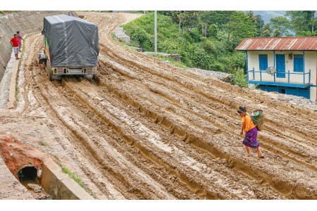 सूर्यविनायक–जगाति सडकमा वर्षाका कारण एकतर्फी यातायात सञ्चालन