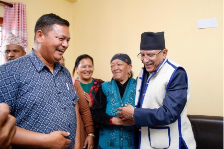 'प्रचण्ड'लाई गोरखा भ्रमणको क्रममा ऊनको हाफकोट उपहार
