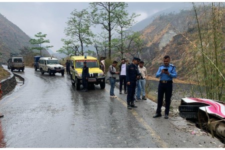 काठमाडौँबाट रामेछाप जाँदै गरेको बस दाउन्नेमा  दुर्घटना