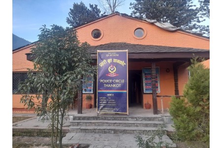 घाँटीमा चोट लागेको एक पुरुष प्रहरीको सम्पर्कमा