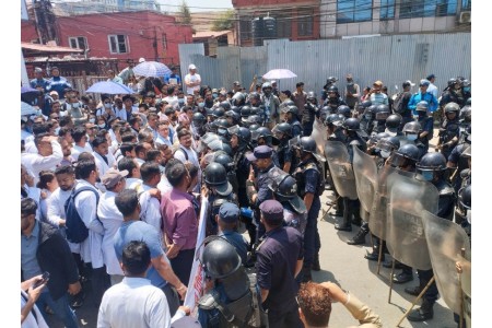 आकस्मिक सेवा बाहेकका अन्य सेवा बन्द गरेर चिकित्सकहरू निरन्तर आन्दोलनमा