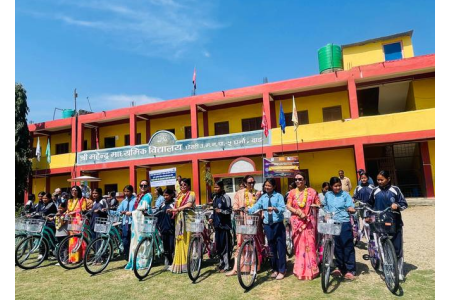 महेन्द्र मावि धर्नामा छात्रवृत्ति सम्झौता र छात्रालाई साइकल वितरण गरियो