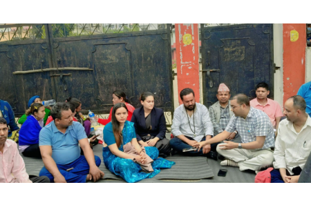 खगेन्द्र सुनारसहित रास्वपा सांसदहरू सिडिओ कार्यालय गेटमा १२ घन्टादेखि धर्नामा