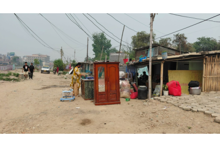 थापाथलीका सुकुमवासीहरुले खाली गर्न थाले आफू बसेको घर