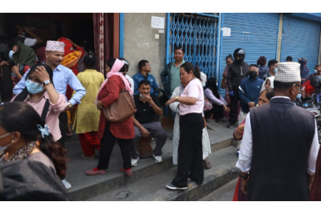 डोजर रोक्न माग गर्दै  रास्वपा कार्यालयमा पुगे उपत्यकाका सुकुमबासीहरु