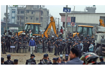 मनोहराको सुकुमवासी बस्ती भत्काउन पुग्यो डोजरसहितको टोली