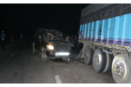 पार्किङ गरिएको ट्रकमा स्कार्पियो ठोक्किँदा दुईजनाको मृत्यु