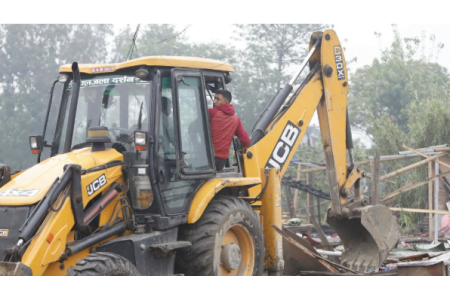 मनोहरा खोला किनारस्थित सुकुमबासी बस्तीमा चल्यो डोजर