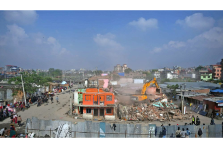 वंशीघाट क्षेत्रका घरहरुमा चल्यो डोजर