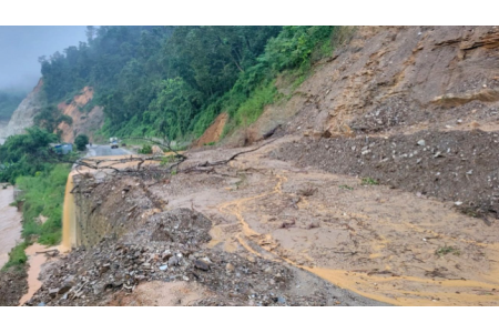 आज यी राजमार्गहरूमा छ बाढी र पहिरोको अवरोध