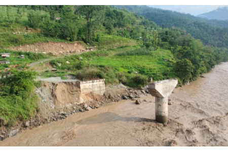 बाढी पहिरोले चार परिवार विस्थापित, जलविद्युत् आयोजनामा क्षति