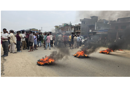 स्थानीयले गराए पूर्वपश्चिम राजमार्ग अवरुद्ध, सडक निर्माणमा ढिलासुस्ती भएको आरोप