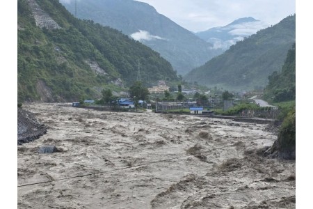 भोटेकोशी बाढीको बहाव घट्यो, जोखिम भने कायमै