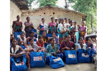 बाढी प्रभावित महिलालाई राहत सामग्री र स्वास्थ्य सेवा वितरण
