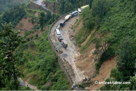 नागढुंगा चेकपोस्ट नजिक सडक भासियो, यात्रुलाई सतर्कता अपनाउन आग्रह