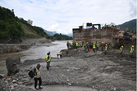 देवीघाटमा एक्रो ब्रिज जोडिँदै, पाँच दिनभित्र सञ्चालनको लक्ष्य