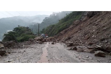 पहिरोले रोल्पाको सडक सम्पर्क रोकियो