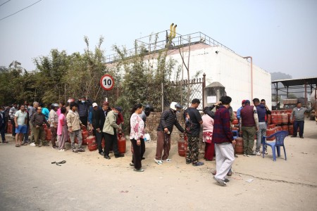 काठमाडौंमा ग्यासको अभाव चर्कियो, सिलिन्डरका लागि घण्टौँ लाइन
