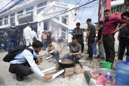 ग्यास अभावको विरोध : आरआर गेटमै विद्यार्थीले दाउरामा पकाए खाना
