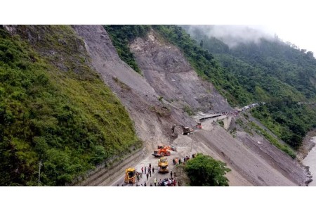 लेदो पन्छाएपछि मुग्लिन–नारायणगढ सडकखण्डमा यातायात सहज
