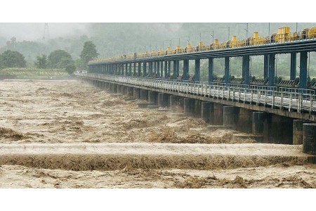 कोसीमा खतरा बढ्यो, ३१ ढोका खुला