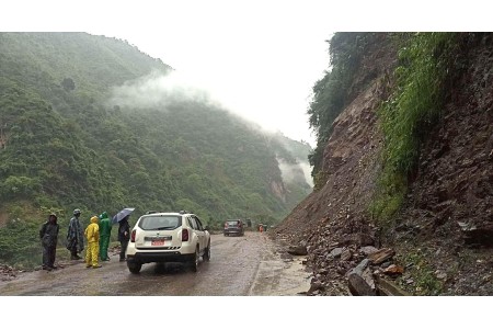 बाढी–पहिरोले देशका प्रमुख राजमार्ग तथा सडक प्रभावित, यातायात सञ्चालनमा समस्या