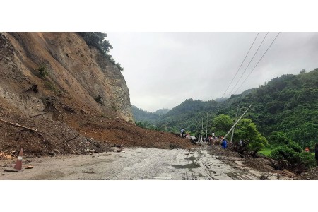 बाढी–पहिरोले अझै सडक अवरुद्ध, विभिन्न राजमार्गमा आवागमन प्रभावित