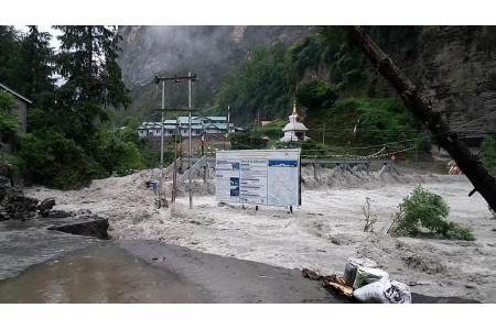 मनाङमा वर्षापछि यातायात प्रभावित, मार्स्याङ्दीको बहाव बढ्दा सडक र पुलमा क्षति