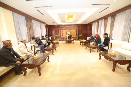 प्रधानमन्त्रीले पुर्व न्यायधिसहरूलाइ भने, ‘बाहिरको भिड हेरेर न्याय सम्पादन हुन थाल्यो, रोक्नुहोस्’