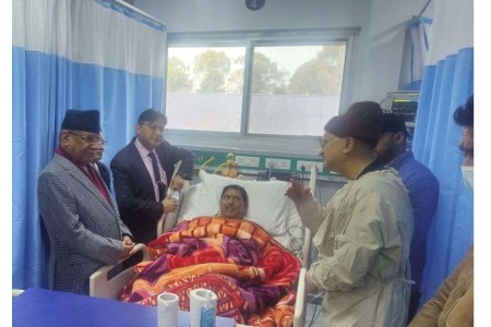 उपप्रधानमन्त्री श्रेष्ठको स्वास्थ्य अवस्था बुझ्न अस्पताल पुगे प्रधानमन्त्री दाहाल