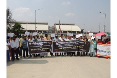 गौतमबुद्ध अन्तर्राष्ट्रिय विमानस्थलमा नियमित अन्तर्राष्ट्रिय उडानको माग गर्दै धर्ना