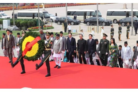 प्रधानमन्त्री प्रचण्डद्वारा चीनको राष्ट्रिय स्मारकमा पुष्पगुच्छा अर्पण
