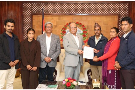 प्रधानमन्त्री दाहाल र  विपिन जोशीका परिवारबीच भेट