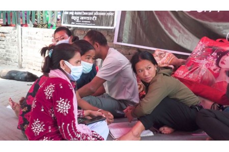 रुसी सेनामा गएका नेपालीका परिवारजनद्वारा उध्दारको माग गर्दै अनशन