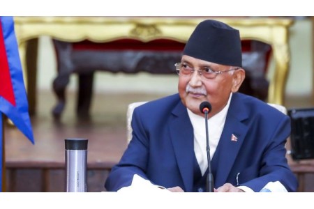 नवनियुक्त प्रधानमन्त्री ओलीले पद तथा गोपनीयताको शपथ लिँदै