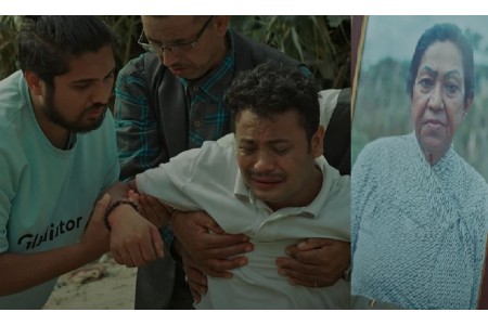 आमाको महिमा वर्णन गरिएको 'आमा तिम्रो तस्विर दैलैमा' मा हेमन्त र रमा