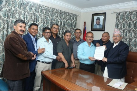 सभामुख घिमिरेलाई औषधि व्यवसायी संघले बुझाए ज्ञापन पत्र
