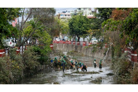 काठमाडौं महानगरपालिकाद्वारा खोलानालाको सरसफाइ अभियान सञ्चालन