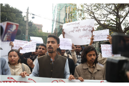 कार्की आयोगको प्रतिवेदन सार्वजनिक गर्न माग गर्दै त्रिचन्द्रका विद्यार्थीको प्रदर्शन