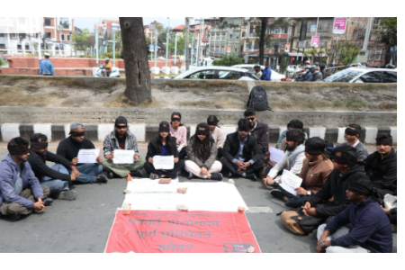 सरकारलाई दबाब दिन कालोपट्टी बाँधेर सडकमा उत्रिए जेनजी