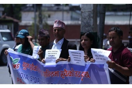 काठमाडौँमा विरोध प्रदर्शन: भारत र पाकिस्तानलाई युद्ध रोक्न आग्रह (तस्बिरहरू)