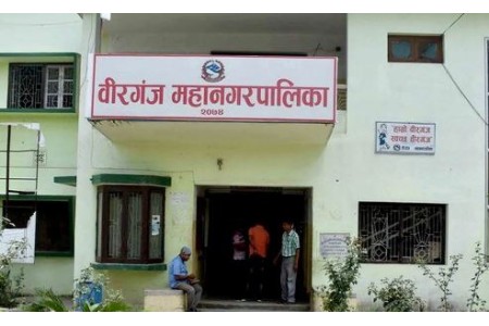 महानगरले सार्वजनिक स्थानमा राखिएका बेवारिसे सवारी साधन हटाउने अभियान ,वीरगञ्ज