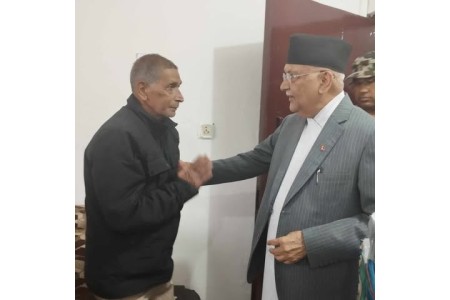 प्रधानमन्त्री ओली र मोहन बैद्यको भैरहवामा आकस्मिक भेट