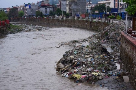 बिष्णुमती खोलाको किनारमा एक महिनादेखि थुप्रिएको फोहोर हटाउन ढिलाइ (तस्बिरहरु)