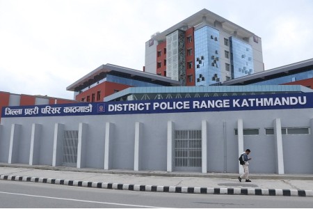 काठमाडौं प्रहरी परिसरको गेटबाट थुनुवा फरार