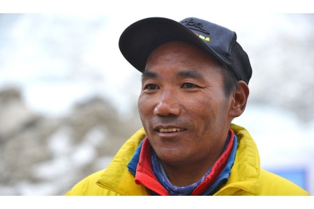 कीर्तिमानी पर्वतारोही कामीरिता शेर्पाले ३१ औं पटक सगरमाथा सफलतापूर्वक आरोहण